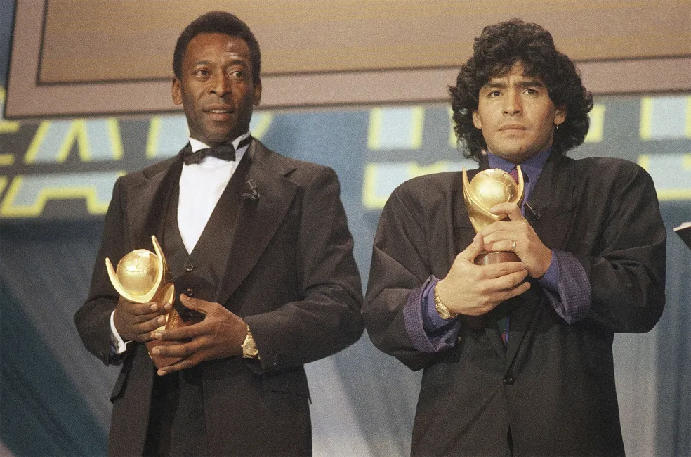 Pelé e Maradona recebem troféus no Oscar dos Esportes em Milão, na Itália, em março de 1987 — Foto: AP/Arquivo