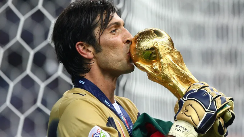 Gianluigi Buffon kissing the World Cup 2002 trophy. - World Cups Players